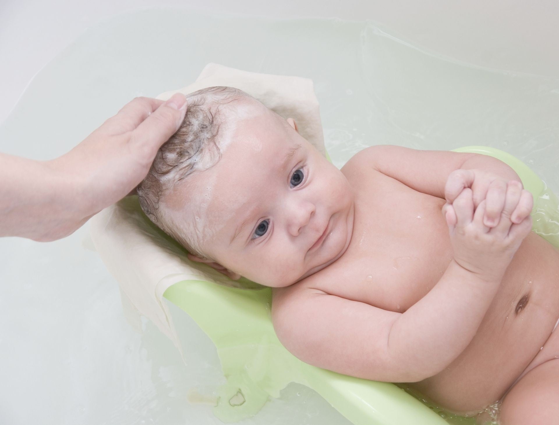 Come e quando lavare i capelli a neonati e bambini? - Luxury Kids