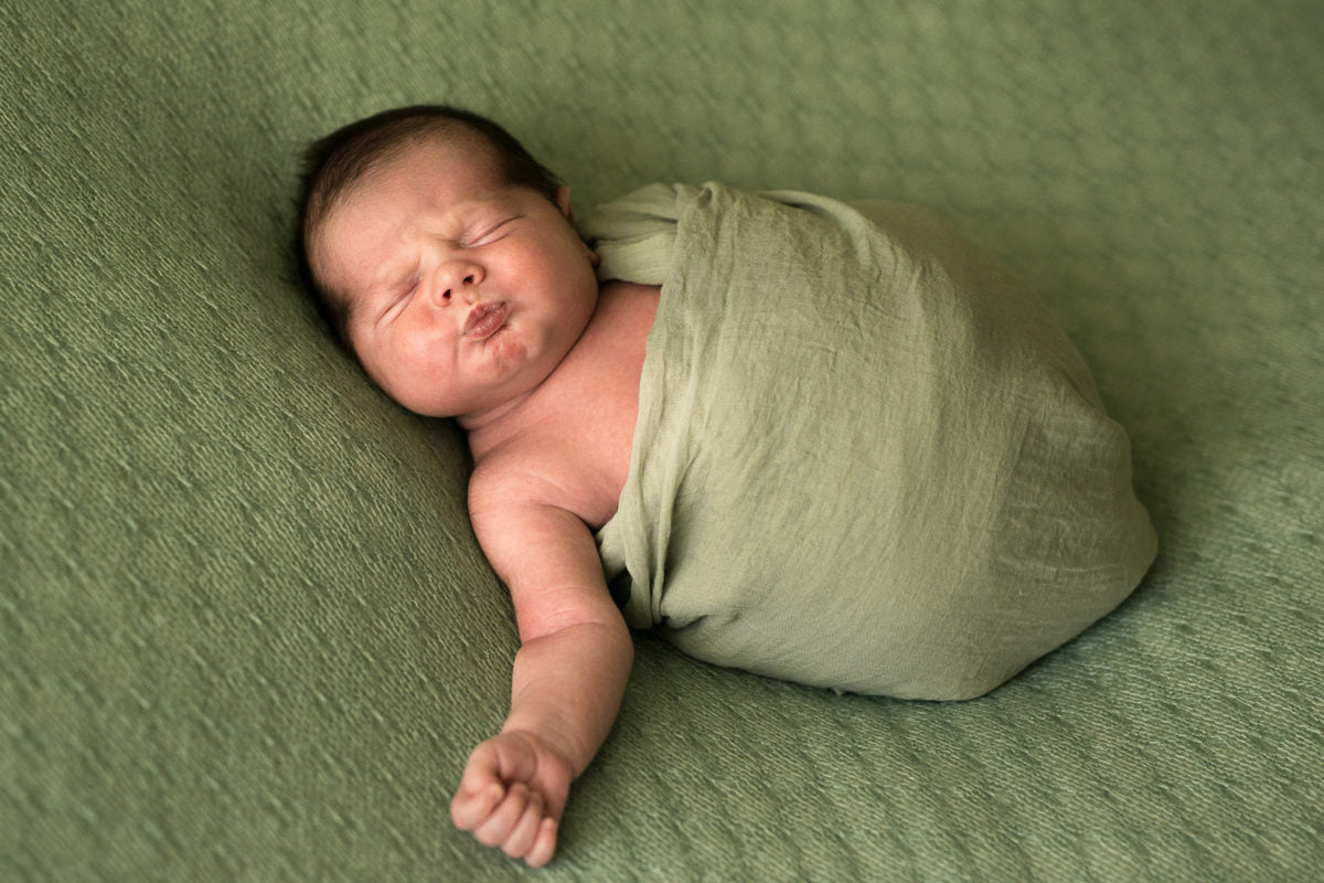 Dolcezza in uno scatto: servizio fotografico al neonato.