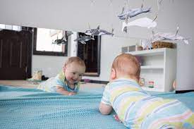Il gioco dello specchio per il neonato