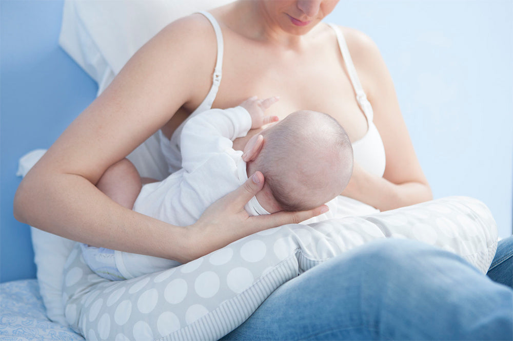 Il legame attraverso l’allattamento: mamma e neonato