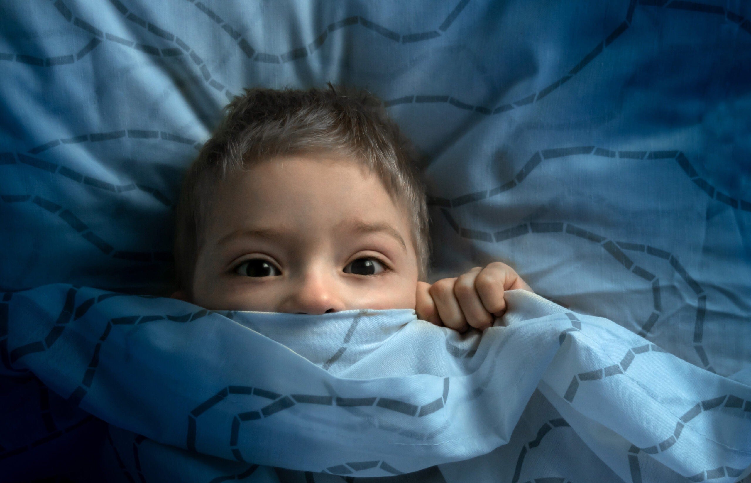 La paura del buio nei bambini è normale: ecco le cause e come superarla