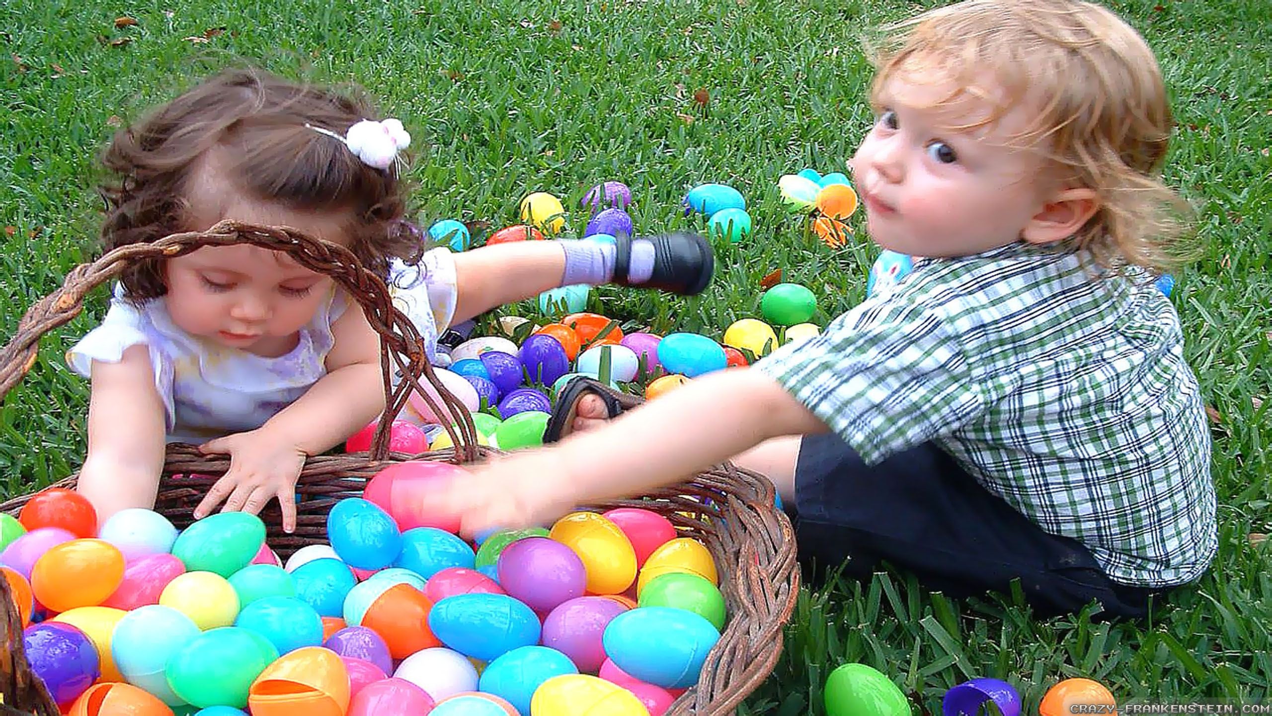 Colorare le uova a Pasqua con i bambini