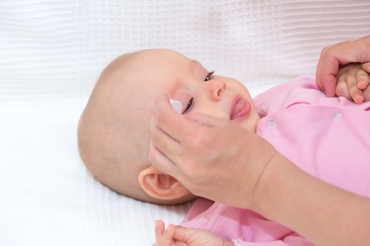 Come pulire gli occhi del neonato: consigli per le neomamme