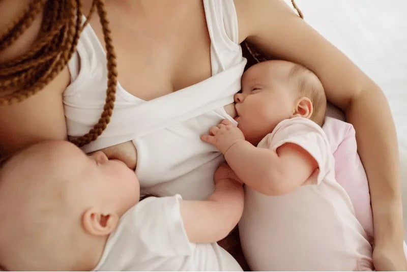 Come allattare in caso di gemelli: Consigli.