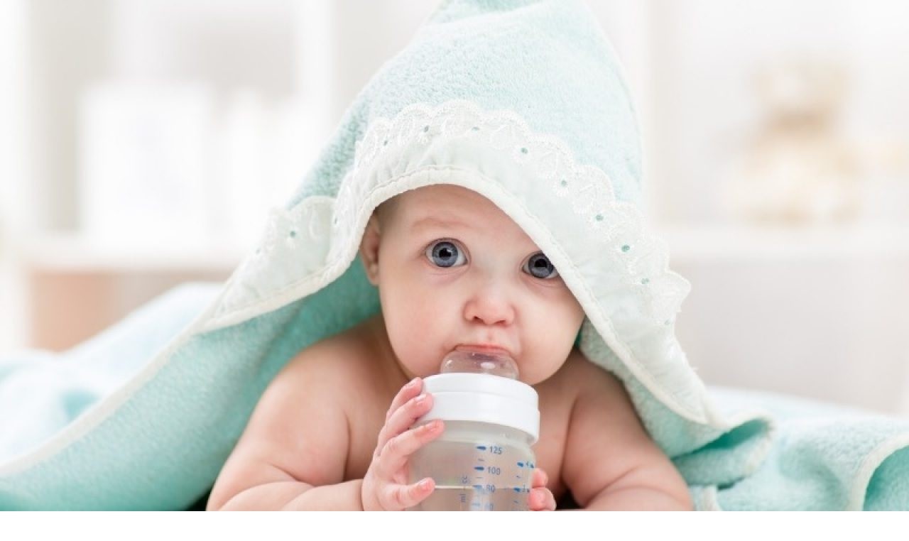 Quando e come iniziare a dare l'Acqua ai neonati durante lo svezzamento.