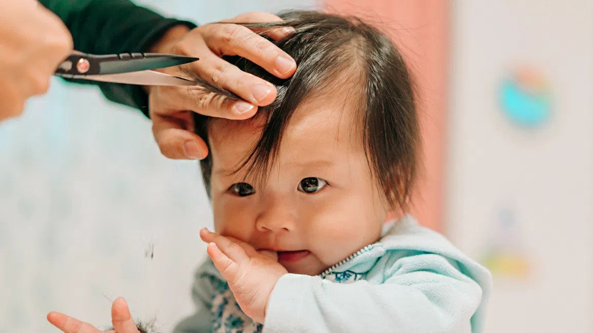 Il primo taglio di capelli al neonato: quando farlo?