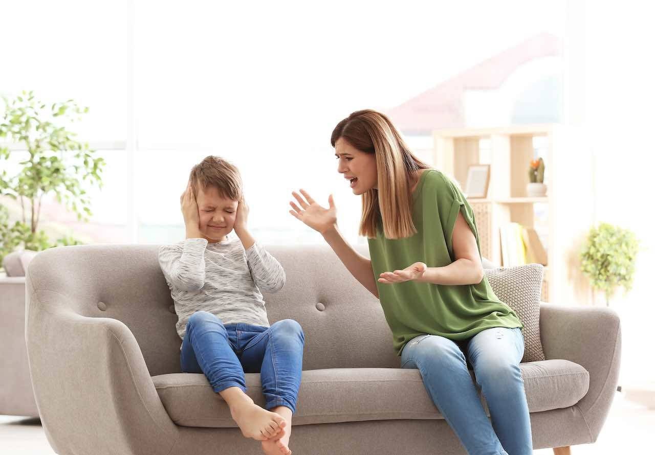 I genitori che urlano danneggiano i figli: perchè?