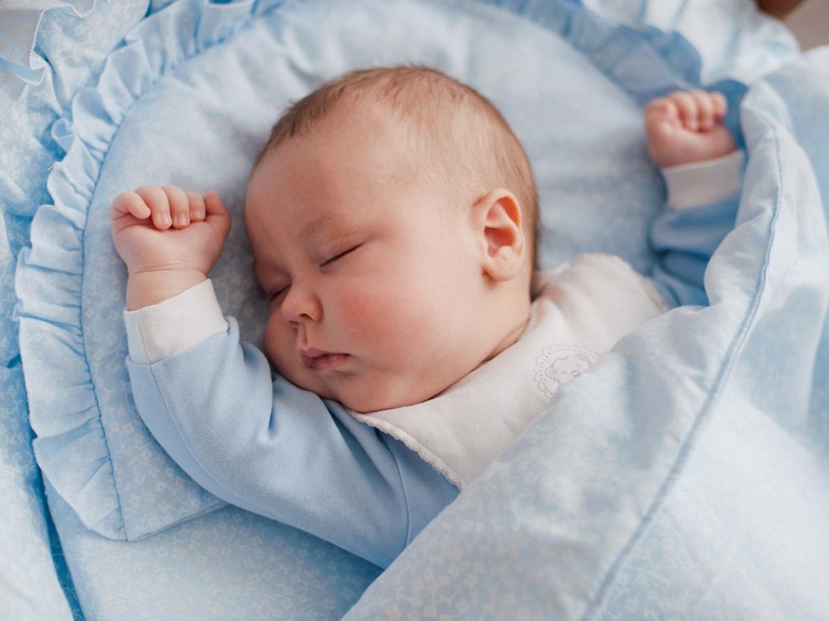 Consigli utili su come vestire di notte il neonato