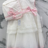 Elegantes Taufkleid mit Mütze und weißer Culotte für Neugeborene PONTO POR PONTO 5809